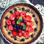 Urodzinowa tarta creme brulee z owocami (paleo)